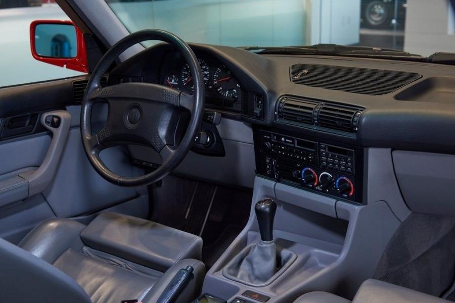 Торпедо BMW M5 Sedan (E34) 1991 года  (фото 19 из 21)